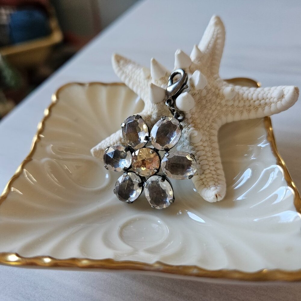 Sabika Daisy Pendant